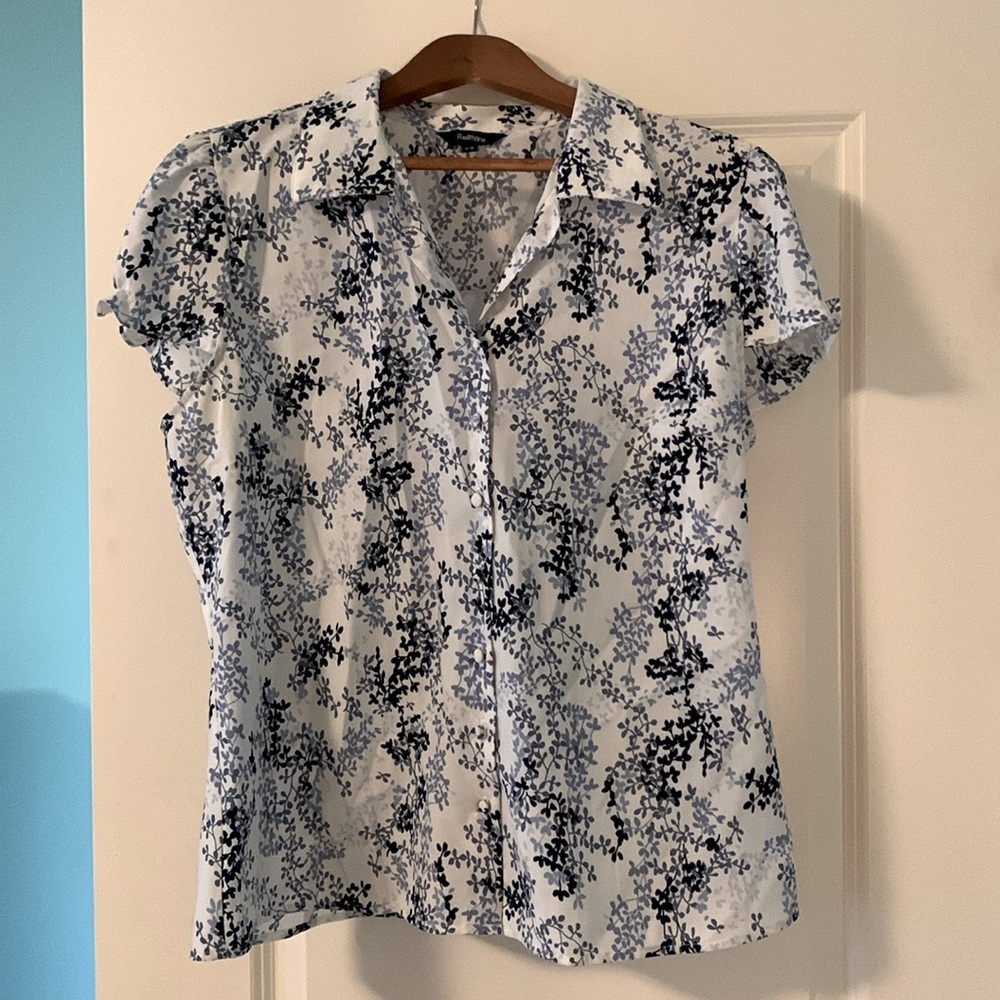 Women’s blouse in good condition no damage.